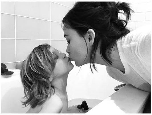 Gal Gadot kritiziraju zbog ljubljenja djeteta u usta