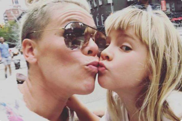 Gal Gadot kritiziraju zbog ljubljenja djeteta u usta