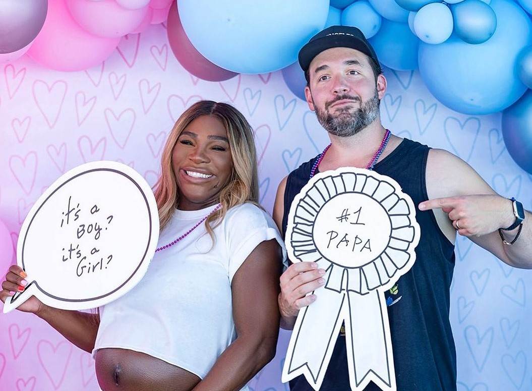 Serena Williams igra tenis dok u narucju drži kcer