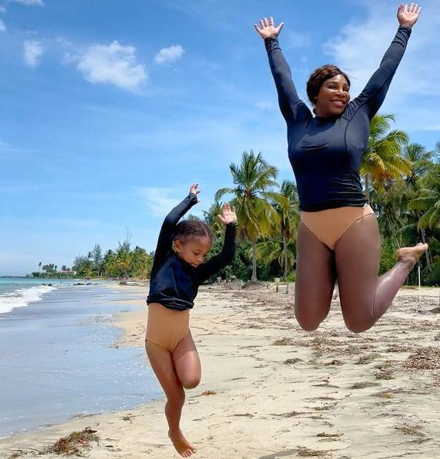 Serena Williams igra tenis dok u narucju drži kcer