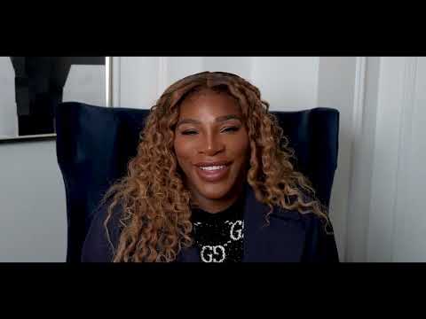 Serena Williams igra tenis dok u narucju drži kcer