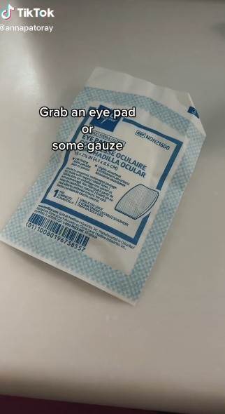 Medicinska sestra pokazala kako uzeti uzorak urina kod beba