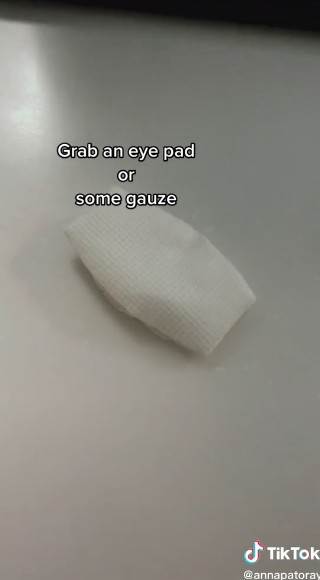 Medicinska sestra pokazala kako uzeti uzorak urina kod beba