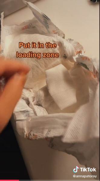 Medicinska sestra pokazala kako uzeti uzorak urina kod beba