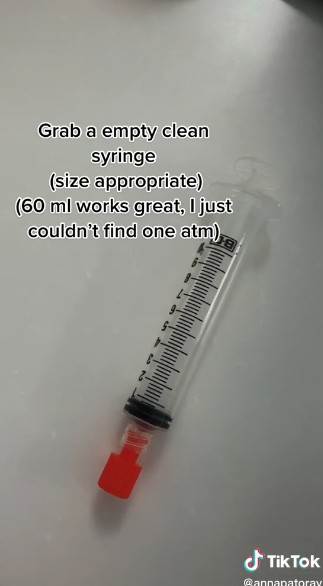 Medicinska sestra pokazala kako uzeti uzorak urina kod beba