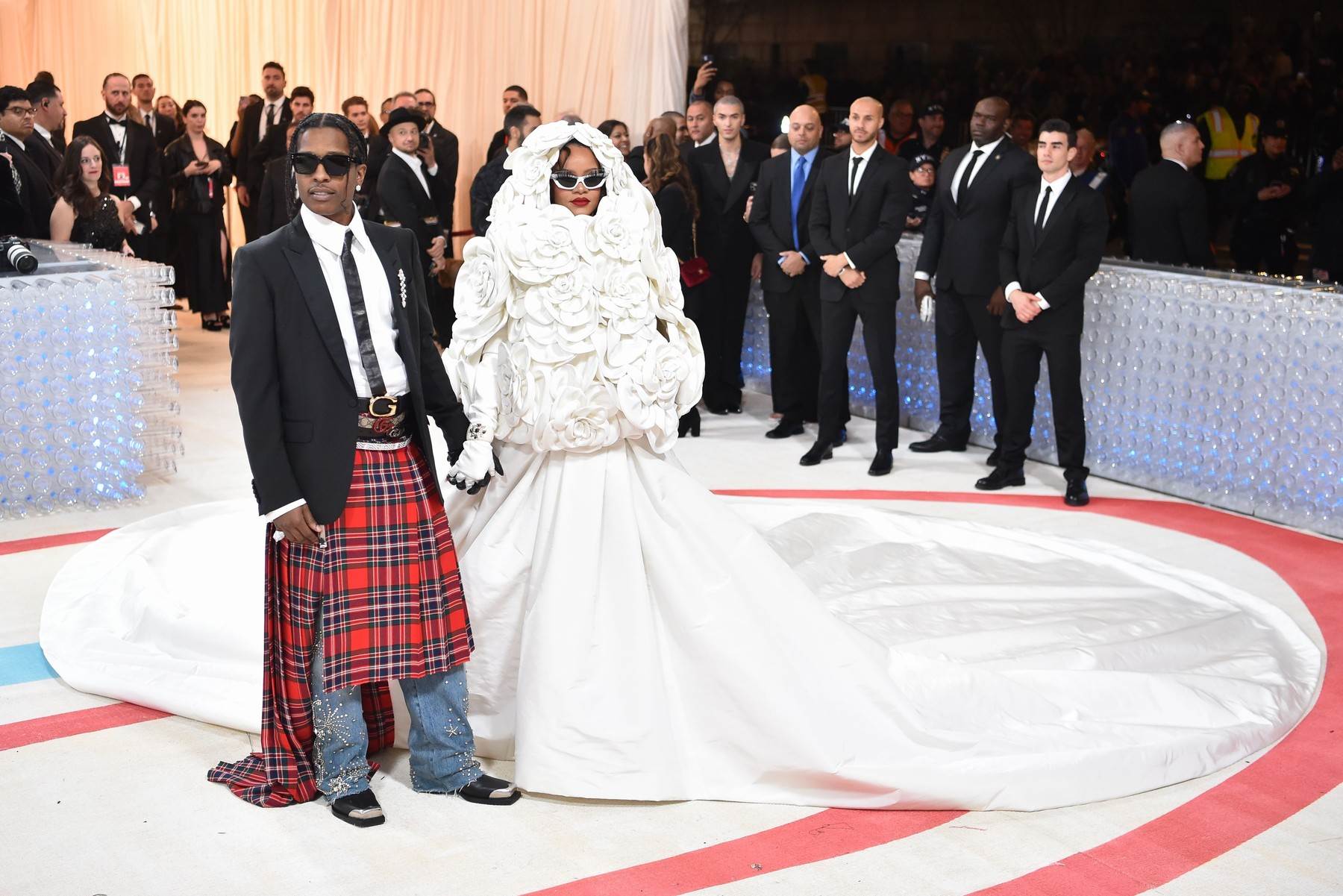 trudne rihanna i serena williams na met gali 2023.