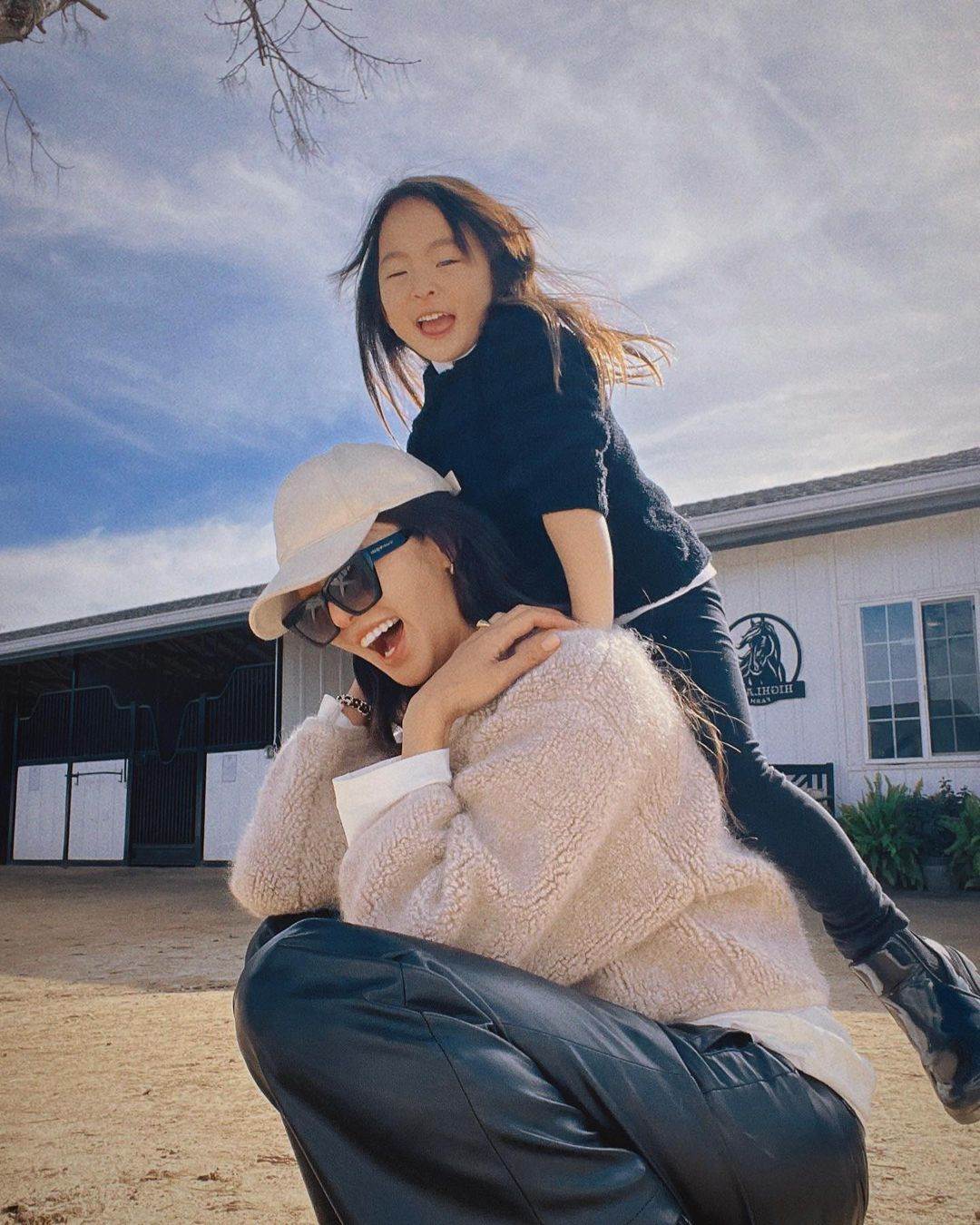 6 mama influencerica s odlicnim modnim stilom