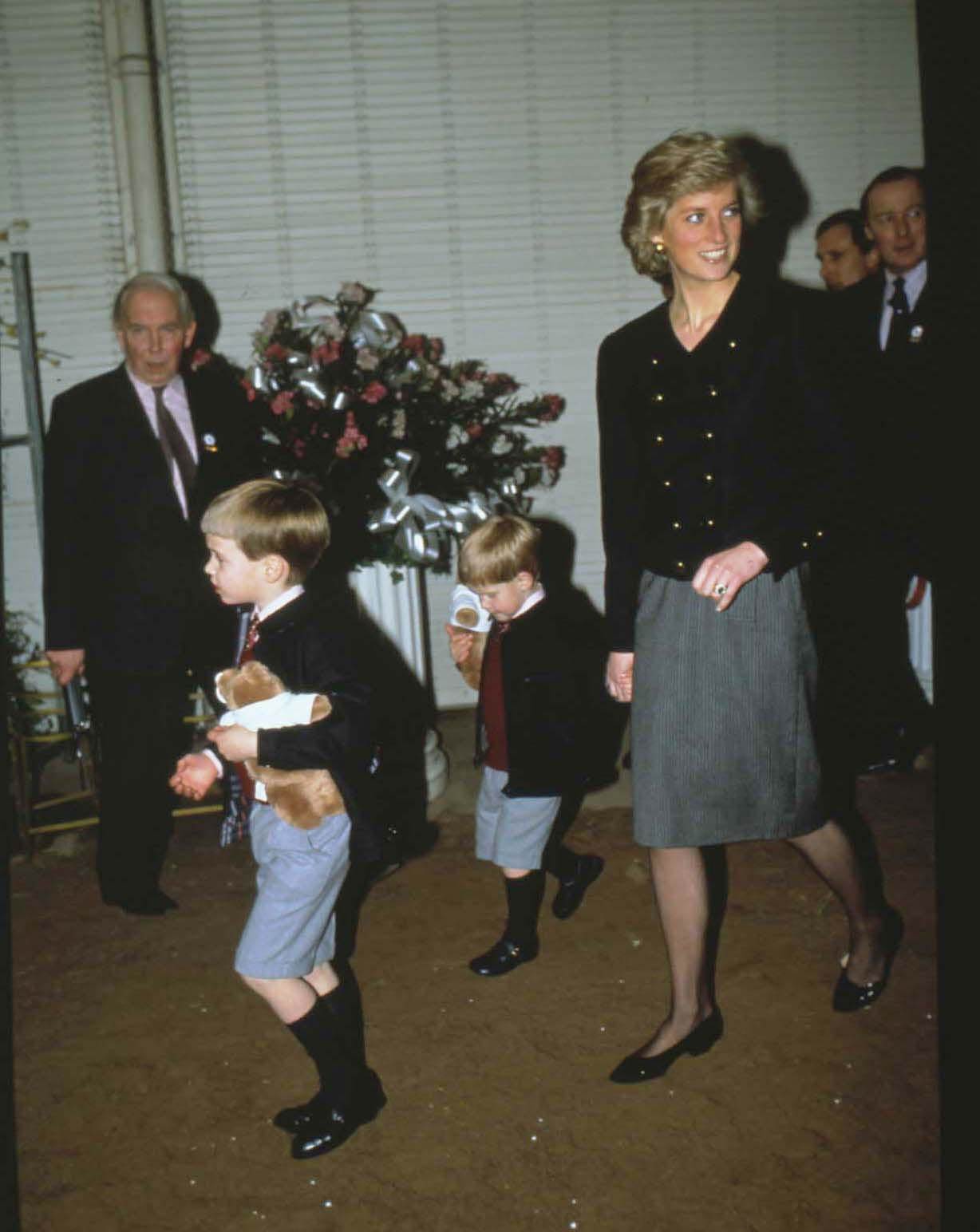 princeza diana odijevala djecu, harryja i williama, u istu odjecu, što o tome kažu strucnjaci?