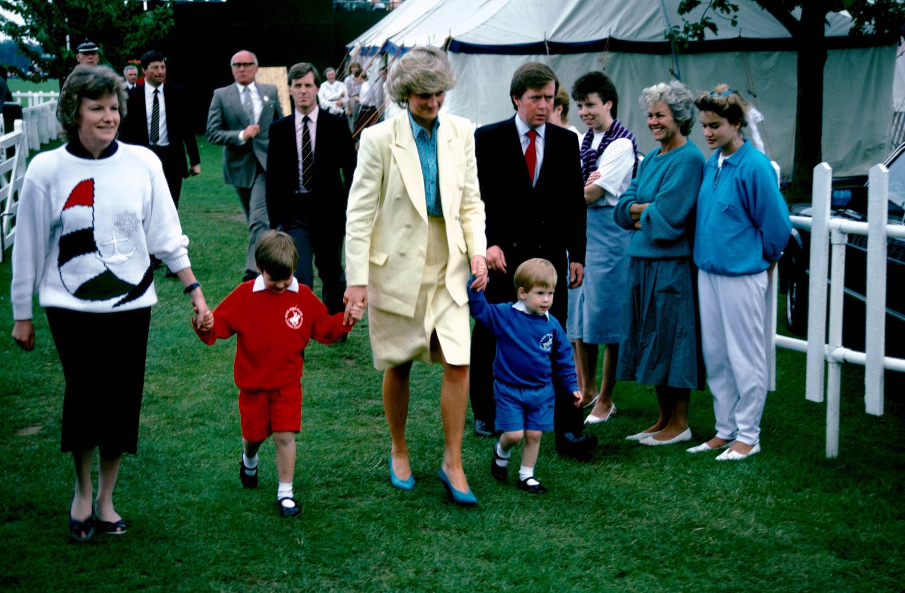 princeza diana odijevala djecu, harryja i williama, u istu odjecu, što o tome kažu strucnjaci?