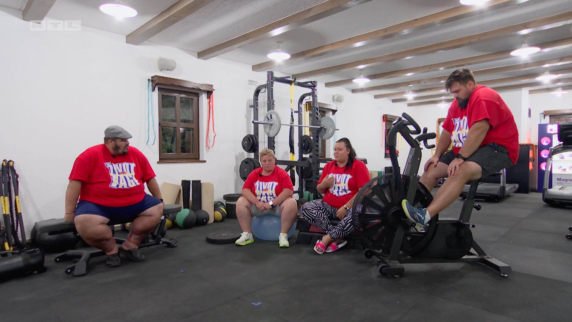 Crveni tim u teretani.jpg