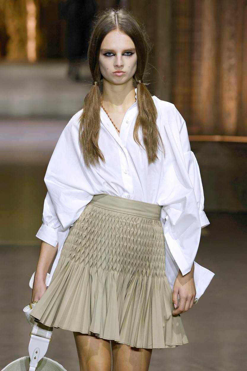 Kako nositi bijelu košulju modni trend 20 inspiracija