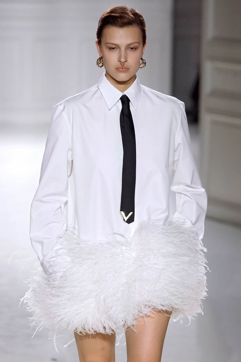 Kako nositi bijelu košulju modni trend 20 inspiracija