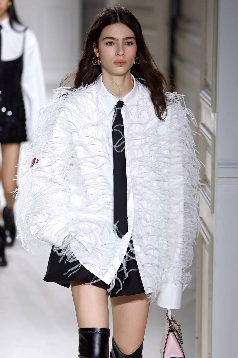 Kako nositi bijelu košulju modni trend 20 inspiracija