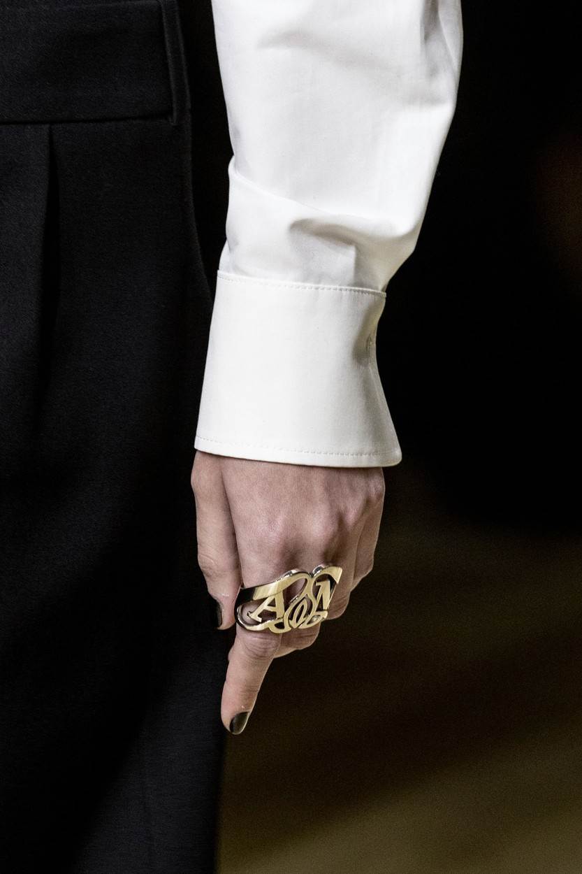 Kako nositi bijelu košulju modni trend 20 inspiracija