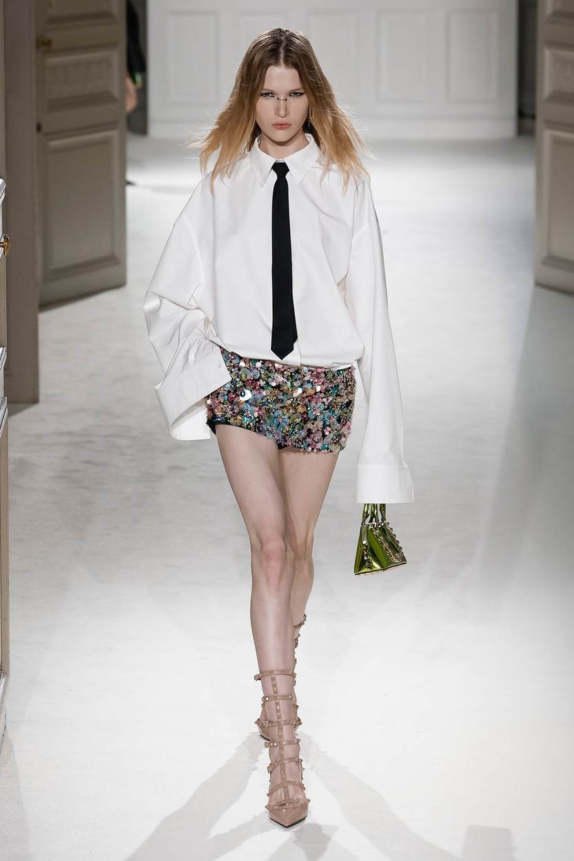 Kako nositi bijelu košulju modni trend 20 inspiracija