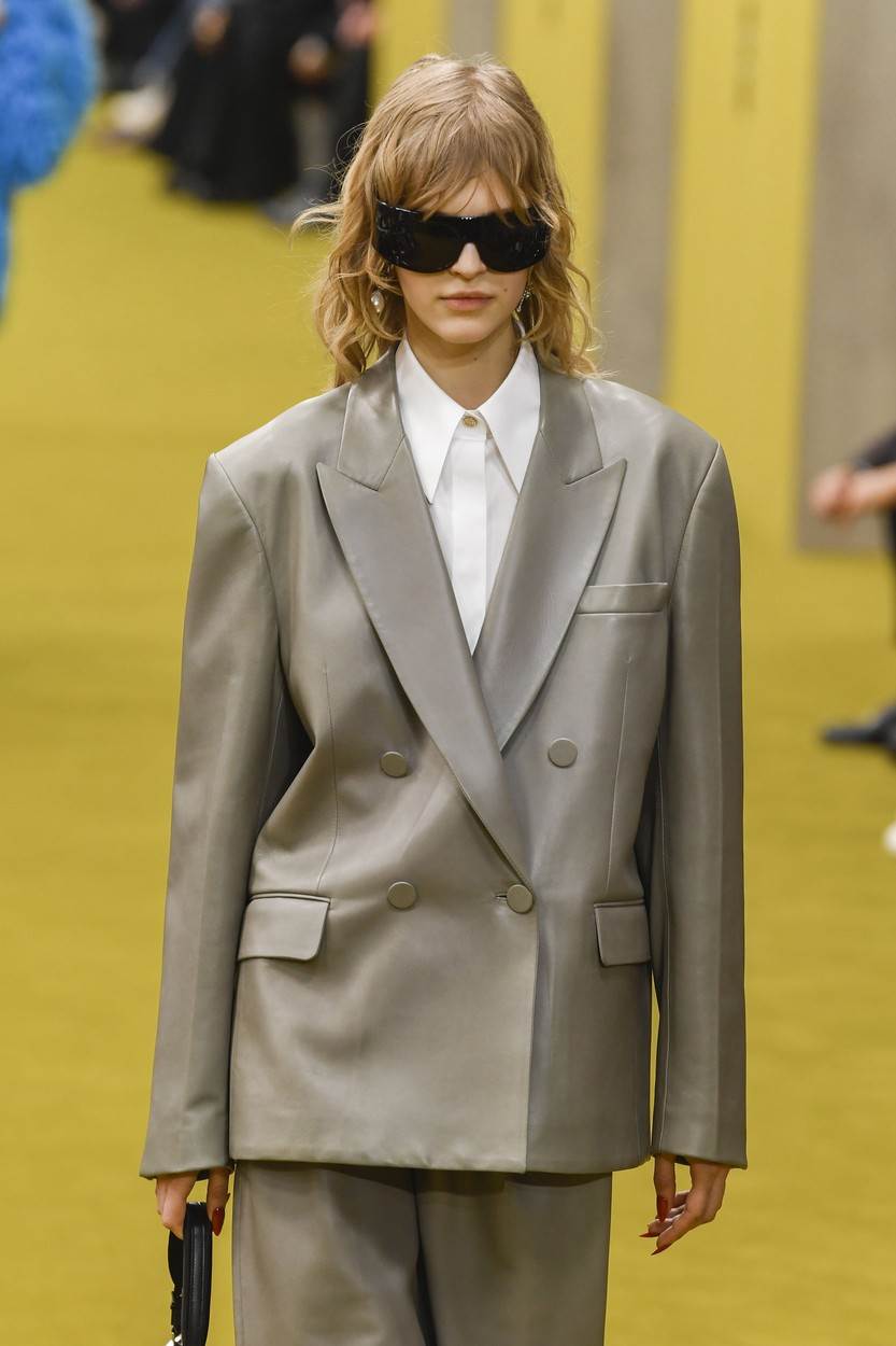 Kako nositi bijelu košulju modni trend 20 inspiracija