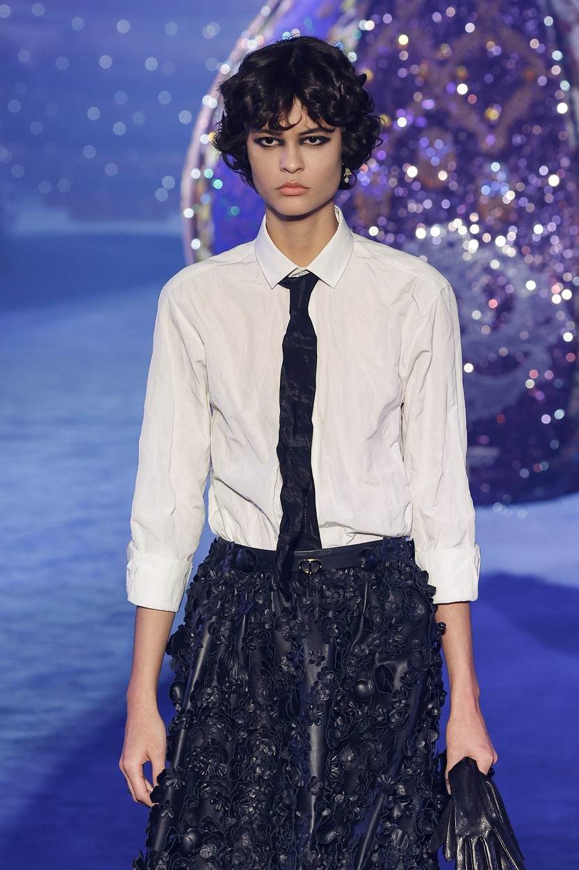 Kako nositi bijelu košulju modni trend 20 inspiracija