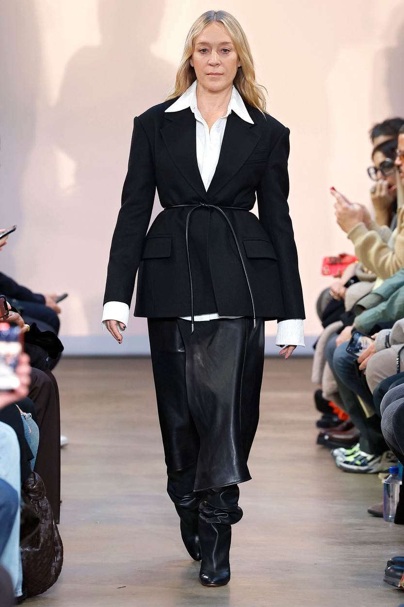 Kako nositi bijelu košulju modni trend 20 inspiracija