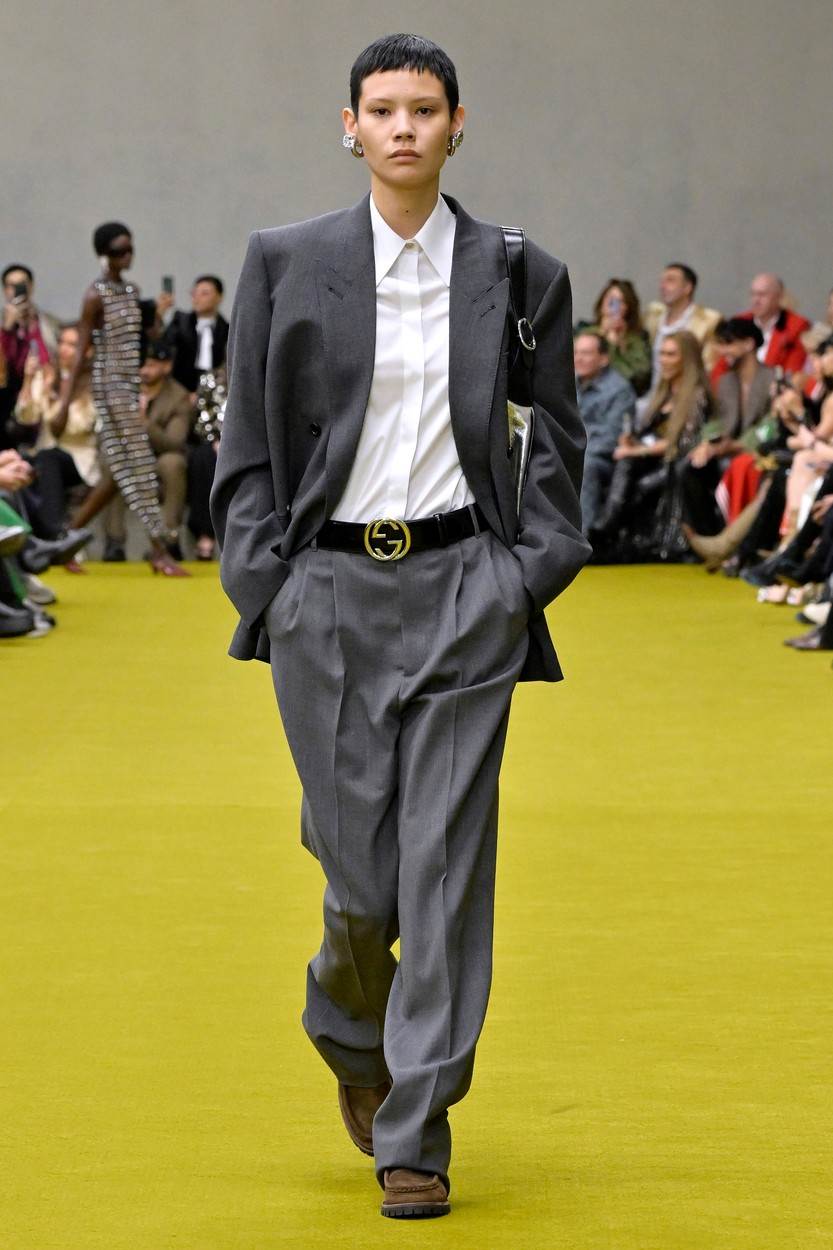 Kako nositi bijelu košulju modni trend 20 inspiracija