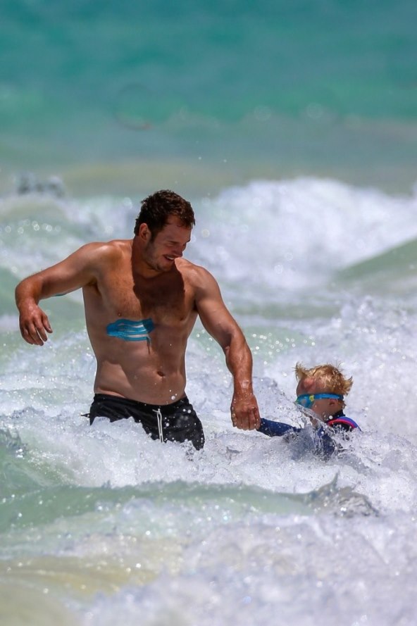 SREĆI NEMA KRAJA: Ponosni otac uživa u morskim radostima sa sinom