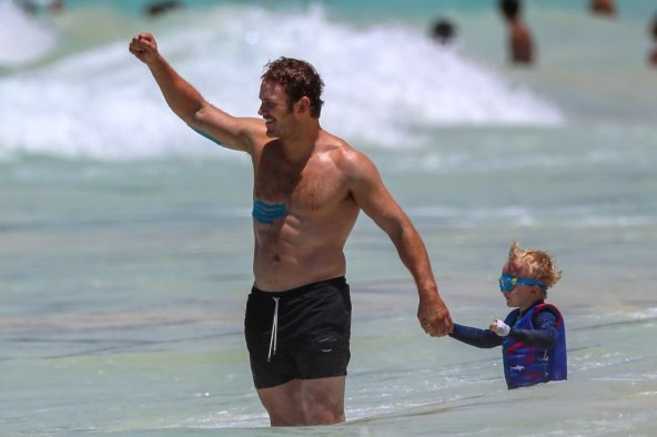 SREĆI NEMA KRAJA: Ponosni otac uživa u morskim radostima sa sinom