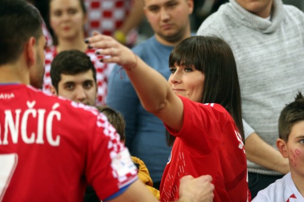 Zagrljaji i poljupci voljenih kao jedina utjeha rukometaša