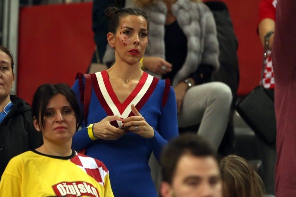 Zagrljaji i poljupci voljenih kao jedina utjeha rukometaša