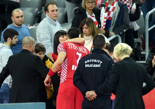 Zagrljaji i poljupci voljenih kao jedina utjeha rukometaša