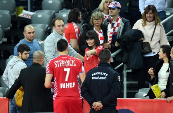 Zagrljaji i poljupci voljenih kao jedina utjeha rukometaša