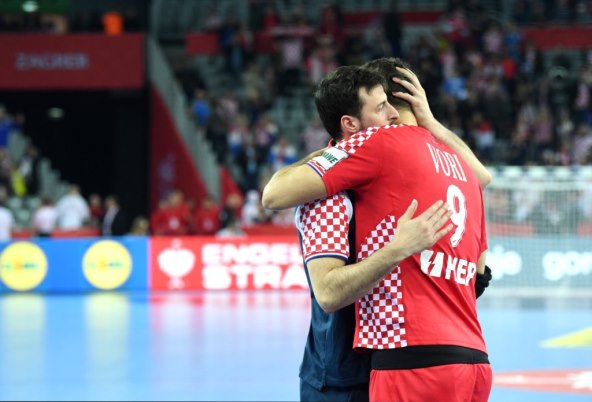 Zagrljaji i poljupci voljenih kao jedina utjeha rukometaša