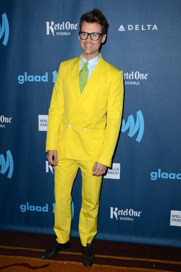 Slavni muškarci u sivim ili žutim odijelima? 