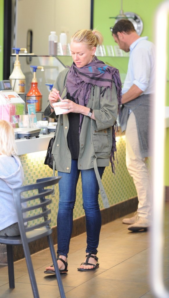 Jednostavan styling Naomi Watts za uživanje s obitelji 