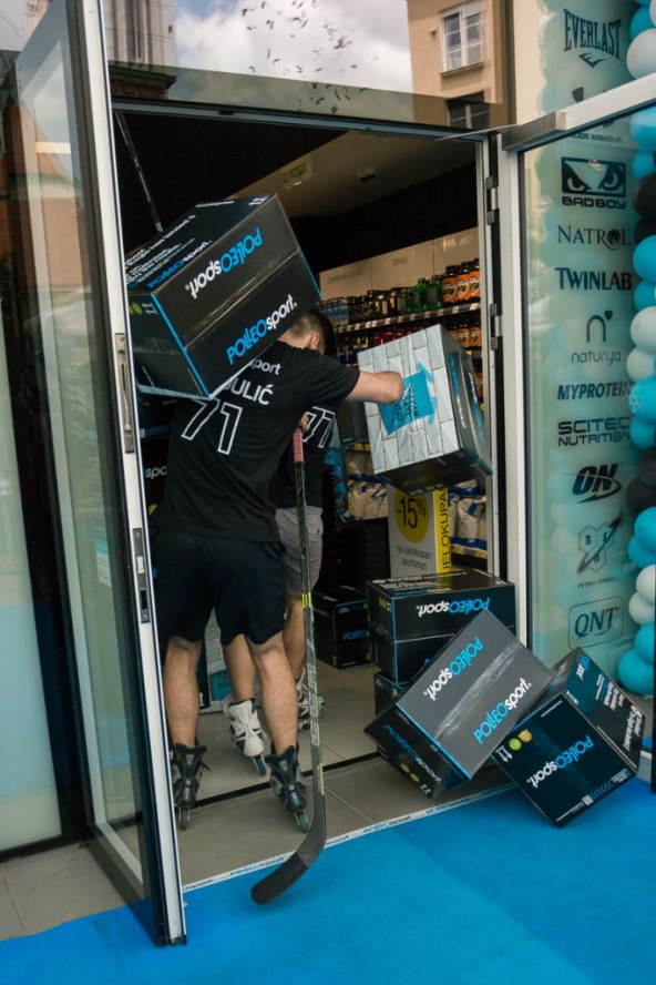 Spektakularnim doskokom padobranca otvorena nova poslovnica Polleo Sporta!