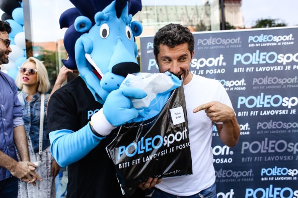 Spektakularnim doskokom padobranca otvorena nova poslovnica Polleo Sporta!