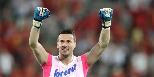 Danijel Subašić ispod dresa nosi majcu s likom Hrvoja Ćustića