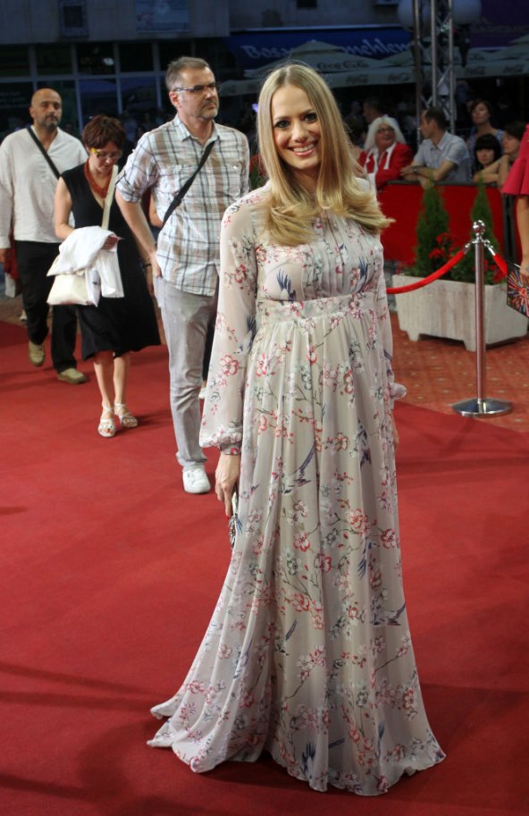 Jeleni Veljači trudnoća savršeno pristaje