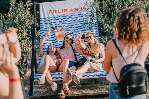 Fuliranje na moru pliva velikim zamasima u The Garden Resortu u Tisnom