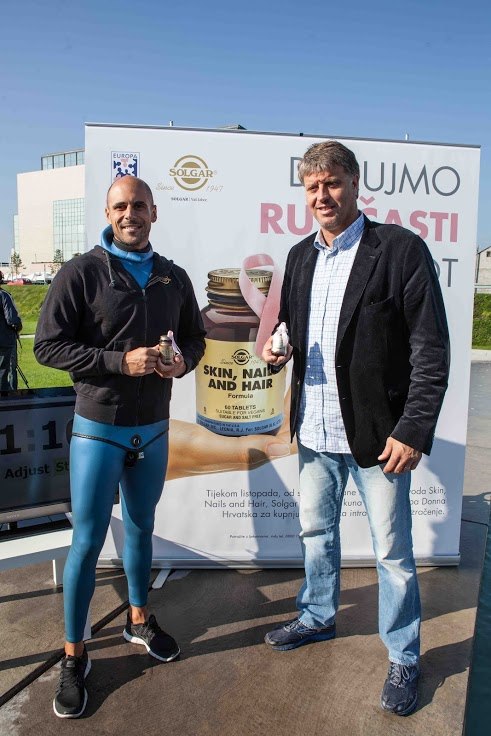 Simboličnim zaronom Goran Čolak najavio "ružičasti mjesec" i  humanitarnu kampanju Solgara i Europe Donne Hrvatska