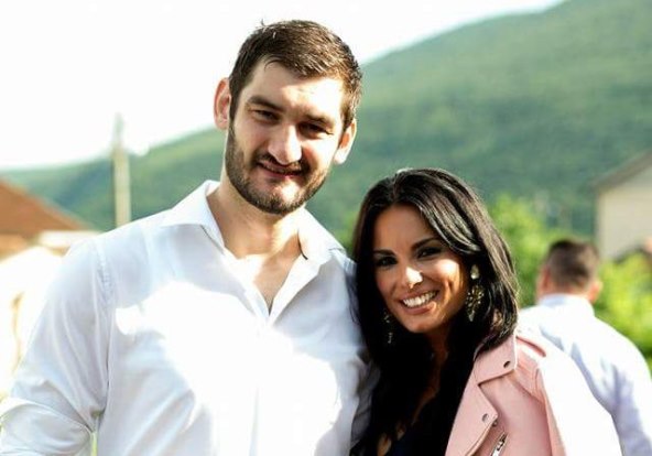 MA JE LI MOGUĆE? Iva Alilović pokazala kako Mirko jede sushi