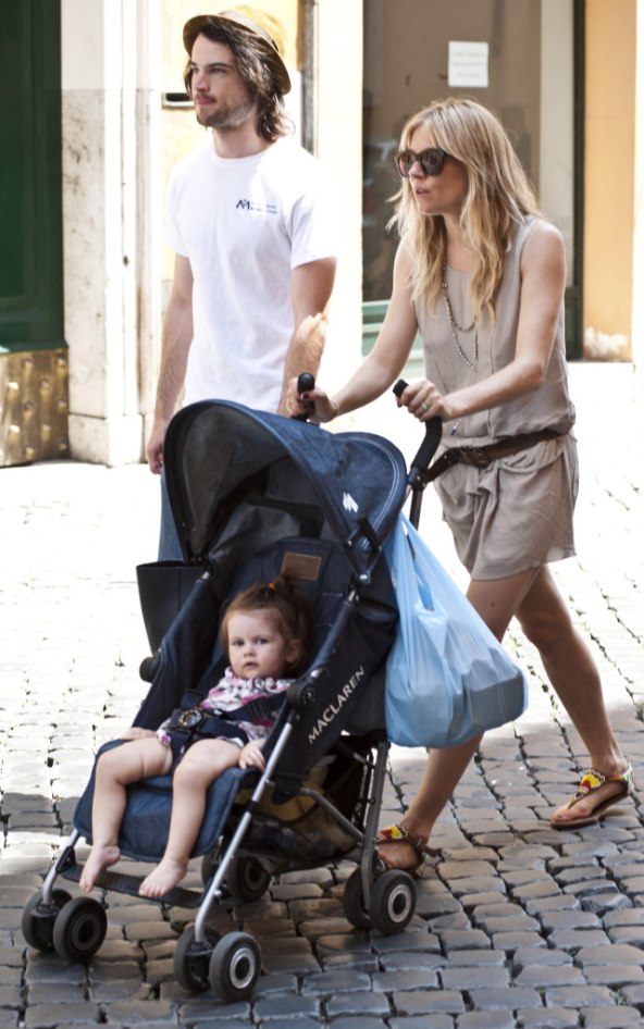 Sienna Miller i Tom Sturridge s kćerkicom u šetnji