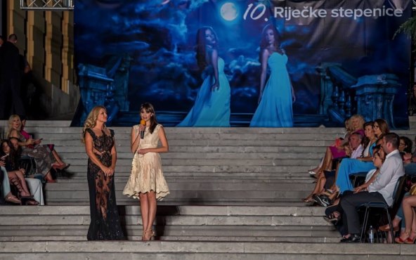 S PUNIM PRAVOM Vlatka Pokos si je priuštila još jednu hrabru haljinu