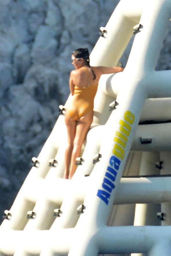 KOURTNEY KARDASHIAN 'Ovo je vježba za guzu koju radim svaki dan prije tuširanja'