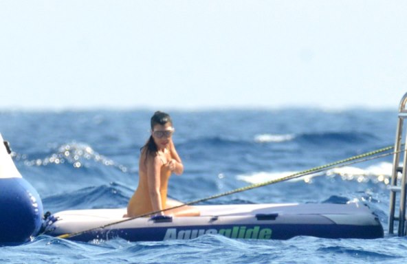 VATROMET BOJA Modne igre Kourtney Kardashian i Kris Jenner