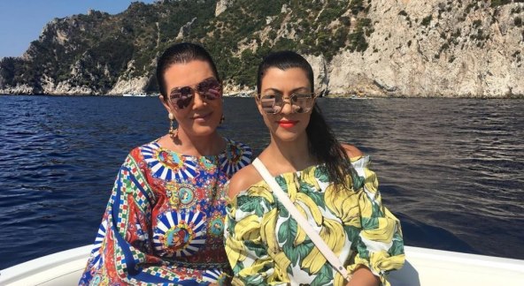VATROMET BOJA Modne igre Kourtney Kardashian i Kris Jenner