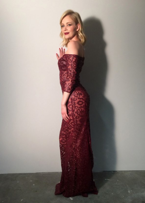 Jelena Rozga u haljini boje vina ostavlja bez daha 