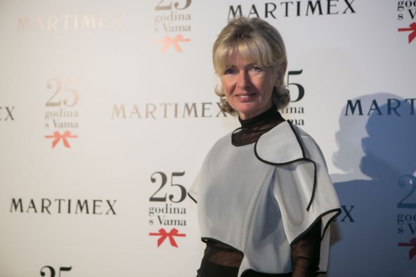 Ušminkane dame na mirisno slavlje došle kao na modnu pistu