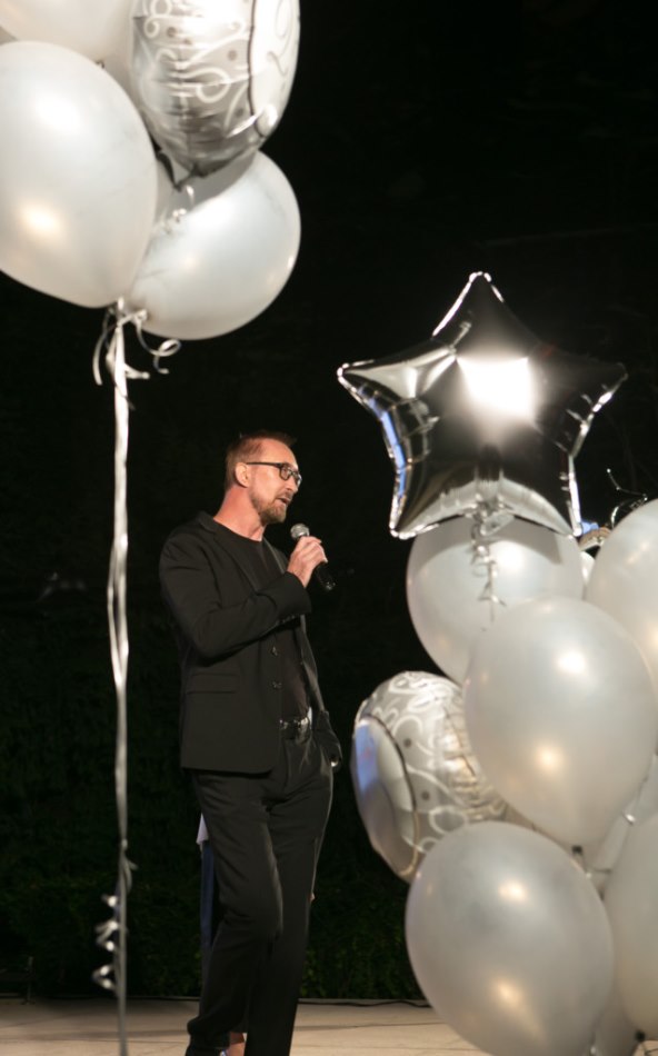 Ušminkane dame na mirisno slavlje došle kao na modnu pistu