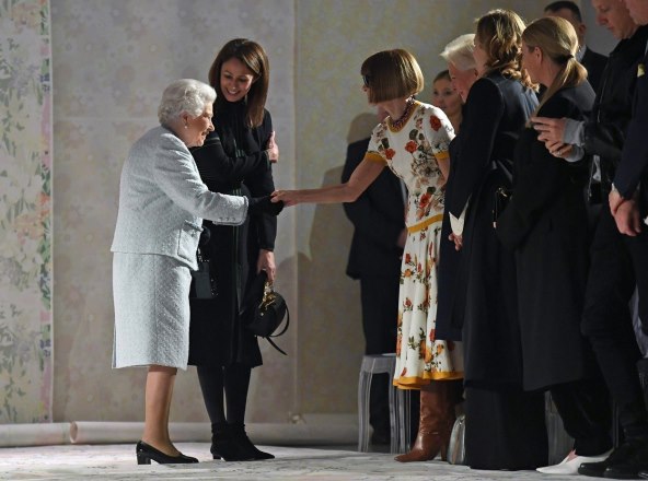 NIKAD NIJE KASNO Kraljica u 92. godini prvi put na tjednu mode