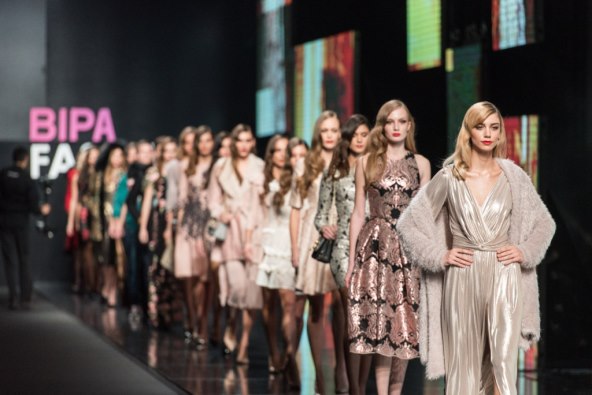 ODLIČNA NOVA KOLEKCIJA Modni dvojac nadmašio sam sebe