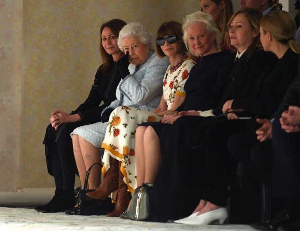 NIKAD NIJE KASNO Kraljica u 92. godini prvi put na tjednu mode